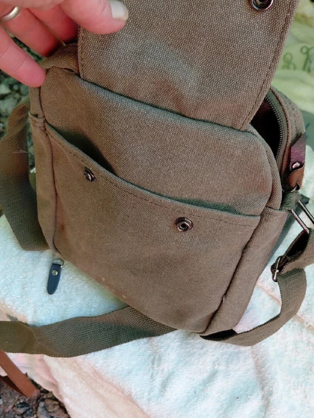 Jinwood Canvas Messenger Bag for Men in Olive Green